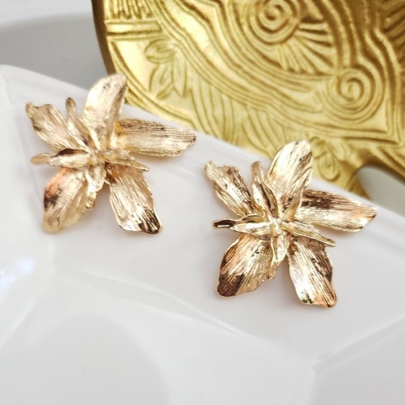 Gold Flower Earrings - Picture 2 of 9